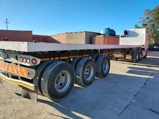 Flat deck triaxle