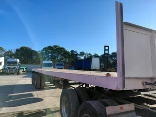Flat deck triaxle