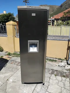 Upright aeg freezer with ice maker