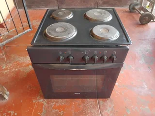 Oven,4plate hob & xtractor fan delivery optional