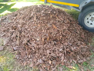 WE SUPPLY COMPOST AND TOPSOIL AND BACK MALCHI AND STONES PER CUBE R700