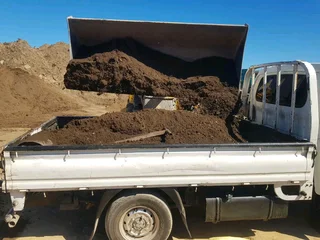 WE SUPPLY COMPOST AND TOPSOIL AND BACK MALCHI AND STONES PER CUBE R700