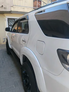 Toyota fortuner 2015 model 4x4 diesel, price negotiable