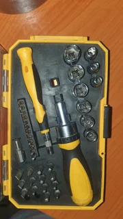 Screwdriver and rachet set