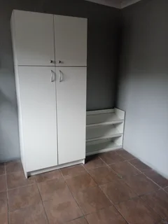 Bachelor flat to rent in Beacon bay. Private garden and has built in cupboards. Close to shops