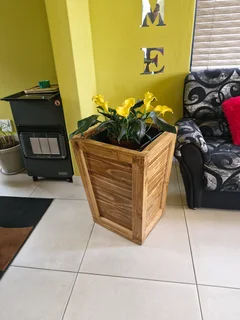 SOLID WOODEN TAPERED PLANTER