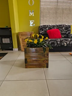 SOLID WOODEN COLOUR SATURATED PLANTER