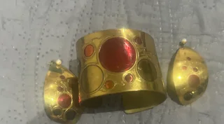 BEAUTIFUL GOLD BANGLE AND EARRINGS