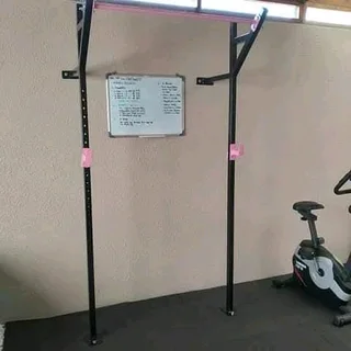 Wallmounted heavy-duty squat rack set up