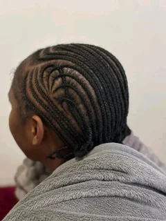 I am a mobile hairdersser looking for clients i also do house calls my whatsaap number 0733805789