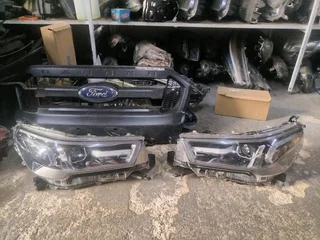 2021-2023 TOYOTA HILUX LEGEND BOTH SIDE XENON HEADLIGHT FOR SALE