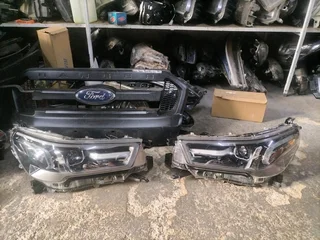 2021-2023 TOYOTA HILUX LEGEND BOTH SIDE XENON HEADLIGHT FOR SALE