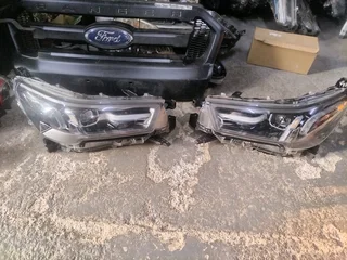 2021-2023 TOYOTA HILUX LEGEND BOTH SIDE XENON HEADLIGHT FOR SALE