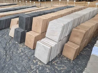 Plastic pallets and wooden pallets for sales R100