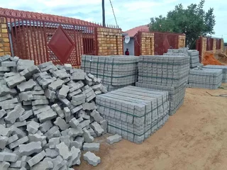 Maxi bricks and pavings bricks for sales R650