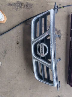 Selling Nissan Xtrail front grill