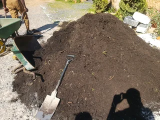 WE SUPPLY COMPOST AND TOPSOIL PER CUBE R700