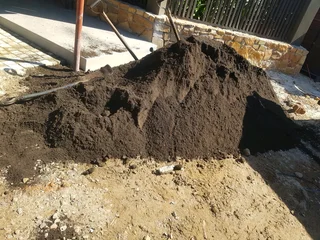 WE SUPPLY COMPOST AND TOPSOIL PER CUBE R700