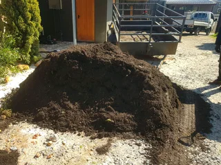 WE SUPPLY COMPOST AND TOPSOIL AND BACK MULCH AND STONES PER CUBE R700