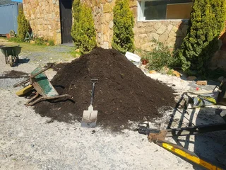 WE SUPPLY COMPOST AND TOPSOIL AND BACK MULCH AND STONES PER CUBE R700