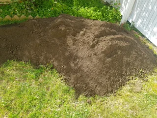 WE SUPPLY COMPOST AND TOPSOIL PER CUBE R700