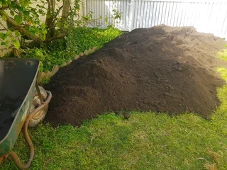 WE SUPPLY COMPOST AND TOPSOIL PER CUBE R700