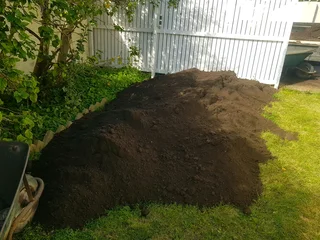 WE SUPPLY COMPOST AND TOPSOIL PER CUBE R700