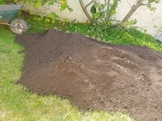 WE SUPPLY COMPOST AND TOPSOIL PER CUBE R700