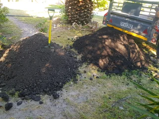 WE SUPPLY COMPOST AND TOPSOIL AND BACK MULCH AND STONES PER CUBE R700