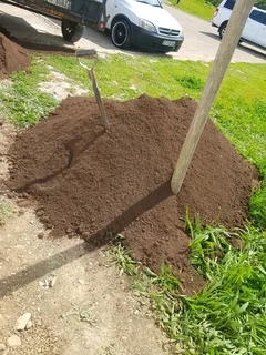 We Supply Compost And Topsoil Per Cube R700