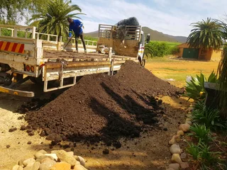 We Supply Compost And Topsoil Per Cube R700
