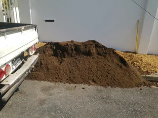 WE SUPPLY COMPOST AND TOPSOIL PER CUBE R700