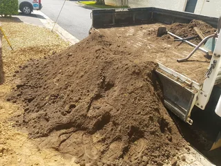 WE SUPPLY COMPOST AND TOPSOIL PER CUBE R700