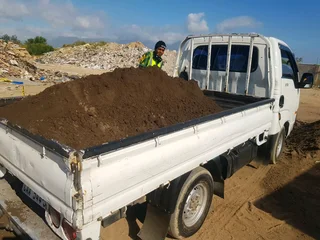 WE SUPPLY COMPOST AND TOPSOIL PER CUBE R700