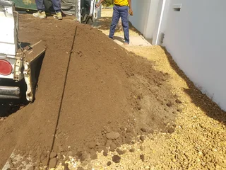 WE SUPPLY COMPOST AND TOPSOIL PER CUBE R700