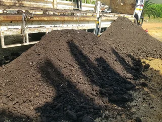 WE SUPPLY COMPOST AND TOPSOIL PER CUBE R700