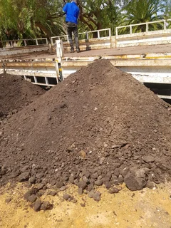 WE SUPPLY COMPOST AND TOPSOIL PER CUBE R700