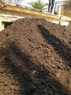 WE SUPPLY COMPOST AND TOPSOIL PER CUBE R700