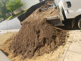 We Supply Compost And Topsoil Per Cube R700