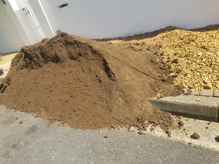 WE SUPPLY COMPOST AND TOPSOIL PER CUBE R700