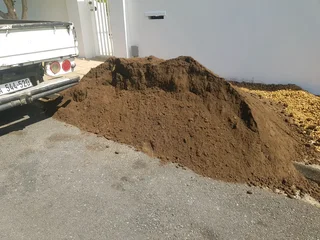 WE SUPPLY COMPOST AND TOPSOIL PER CUBE R700