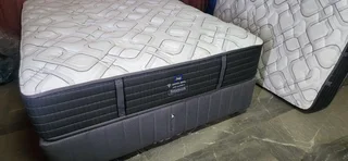 Selling Original Top Of The Range Queen Extra Length Matress With Bedbase ( R6500 )