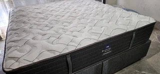 Selling Original Top Of The Range King Pocketspring Matress With 2 Bedbases ( R7950 )