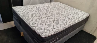 Selling Original Well Known Famous Name Branded Queen Pillow Top Matress With Bedbase (  R4950 )
