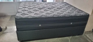 SELLING ORIGINAL WELL KNOWN FAMOUS NAME BRANDED QUEEN MATRESS WITH BEDBASE ( R4550 )
