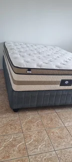 SELLING ORIGINAL WELL KNOWN FAMOUS NAME BRANDED QUEEN HEAVY DUTY MATRESS WITH BEDBASE ( R3950 )
