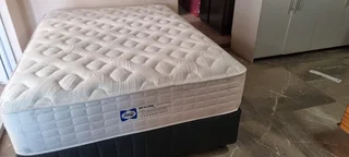 SELLING ORIGINAL TOP OF THE RANGE DOUBLE BED POCKETSPRING MATRESS WITH BEDBASE ( R5500