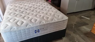 SELLING ORIGINAL TOP OF THE RANGE DOUBLE BED POCKETSPRING MATRESS WITH BEDBASE ( R5500