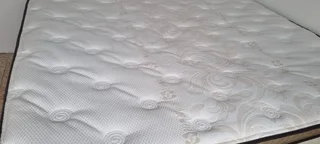 SELLING ORIGINAL WELL KNOWN FAMOUS NAME BRANDED QUEEN HEAVY DUTY MATRESS WITH BEDBASE ( R4550 )