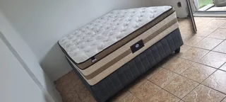 SELLING ORIGINAL WELL KNOWN FAMOUS NAME BRANDED QUEEN HEAVY DUTY MATRESS WITH BEDBASE ( R4550 )